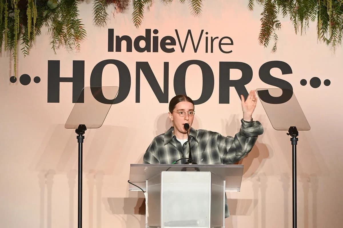 Награды IndieWire: как Робби Хоффман шутит о «непо-бэби» и сетует на отсутствие оплаты