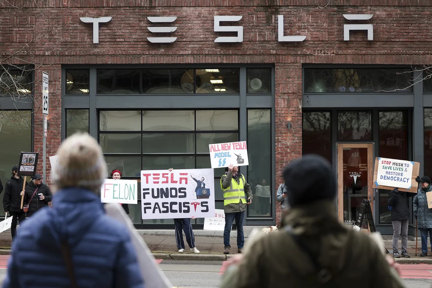 Протестующие против Элонa Маска: #TeslaTakeover шагнул на улицы