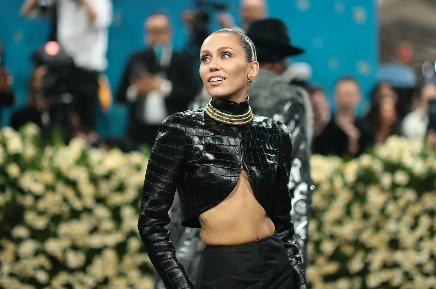 Когда Майли Сайрус под давлением фанатов исполнила 'The Climb' на премьерном показе