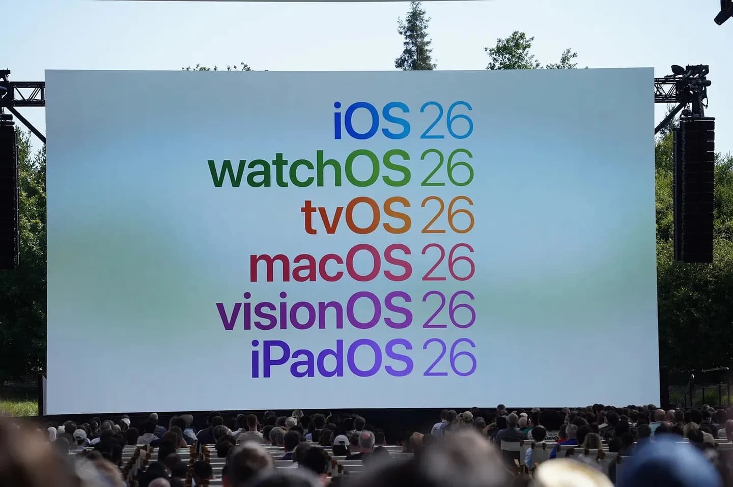 Apple представляет macOS 26 Tahoe: стеклянный мир реальности