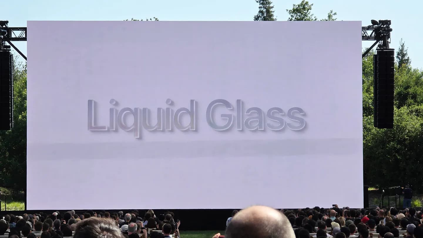 Apple представила Liquid Glass: стекло из будущего или обман зрения?