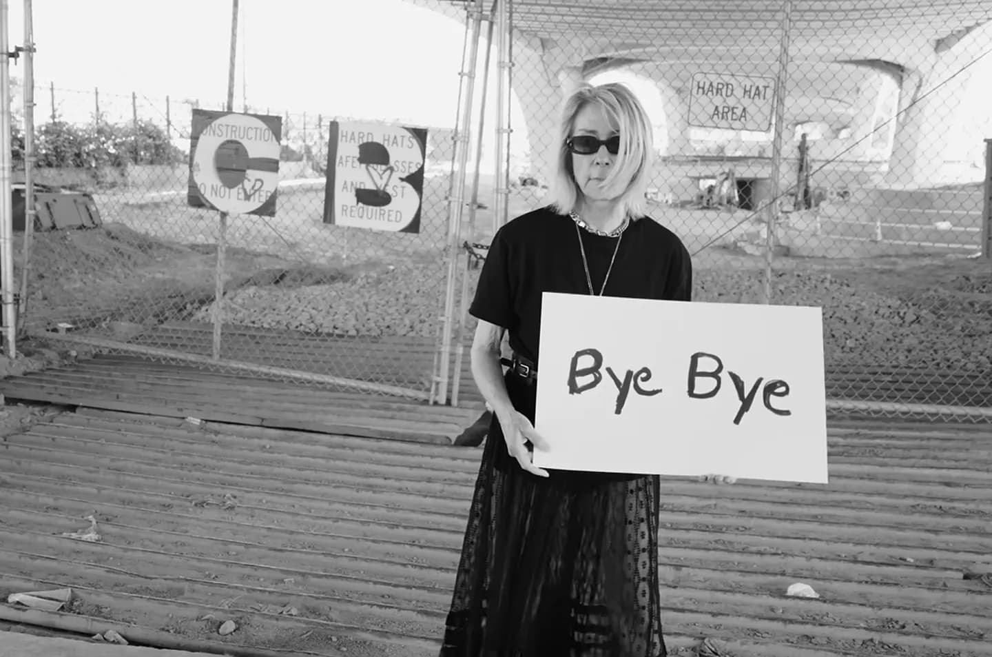 Ким Гордон запускает «Bye Bye 25!» в ответ на культурные войны Трампа