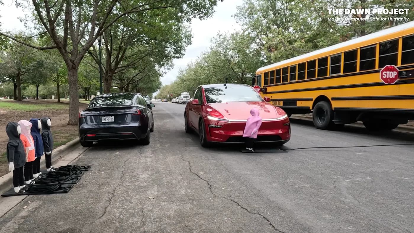 Tesla сбивает манекены на тестах автопилота – очередное шоу абсурда!