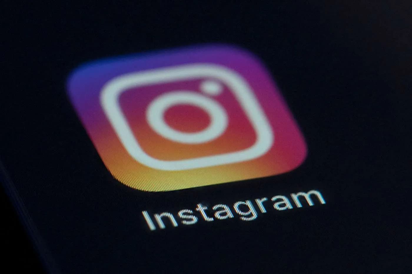 Instagram снова тестирует свою функцию репостов