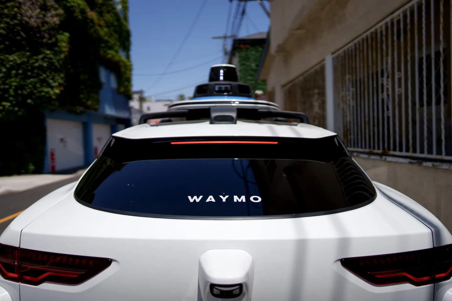 Роботакси Waymo идут в Нью-Йорк, но сначала - закон