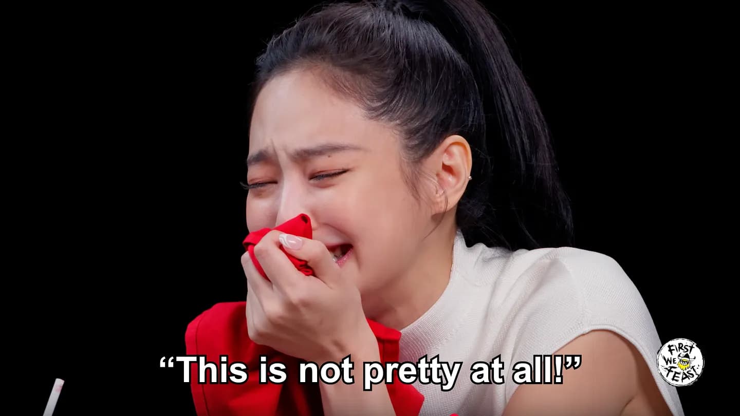 Плачет, трясется и зовет на помощь: как Дженни из BLACKPINK пережила ад «Hot Ones»