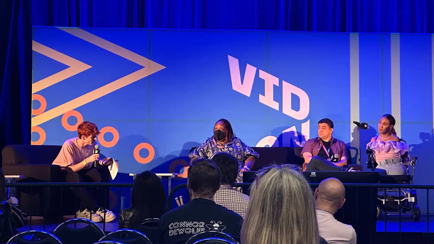 Доступные шутки: инклюзивные пространства на VidCon 2025