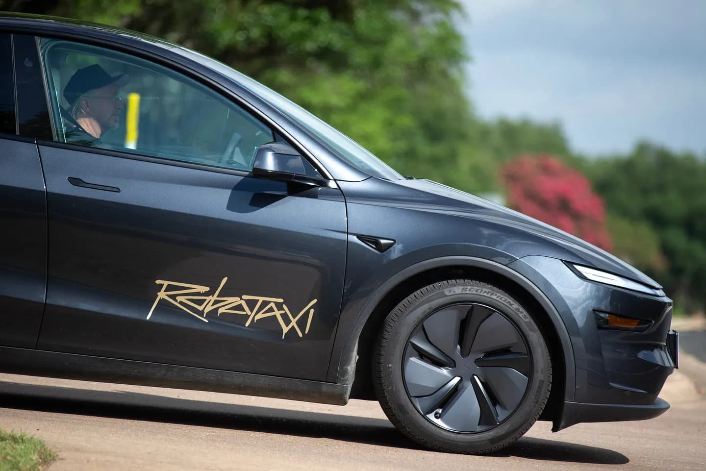 Светлое будущее с Tesla: запустили роботакси, но не для всех