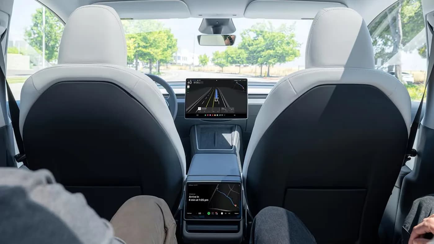 Кажется, у Tesla с роботакси проблемы: первые поездки уже полные фиаско!