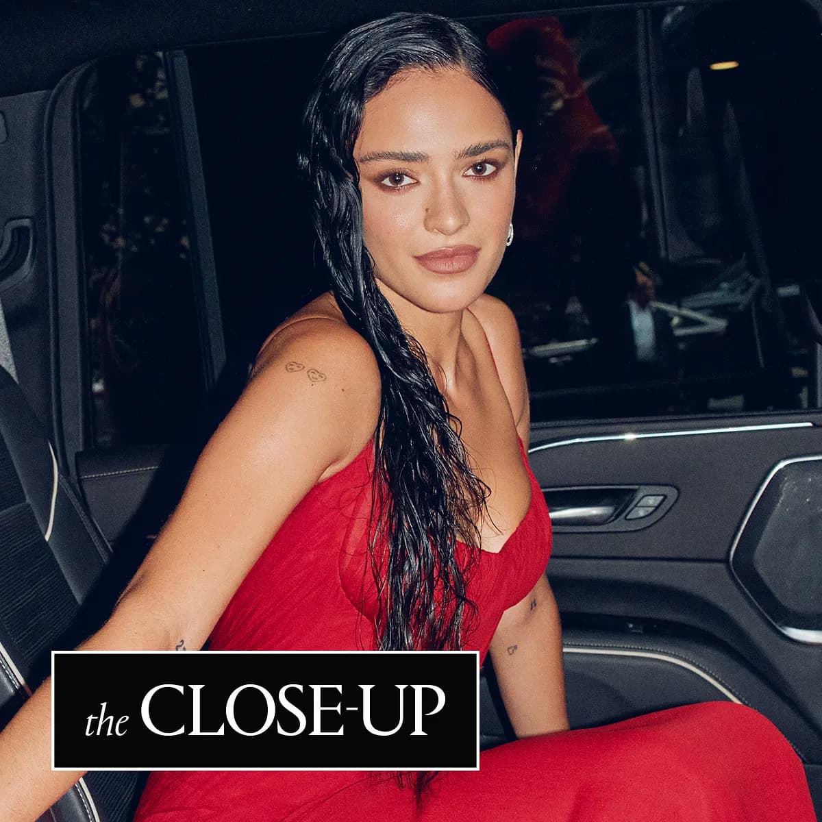 Луна Блэйз создает ностальгическую атмосферу в Versace на премьере 'Юрского мира: Возрождение'
