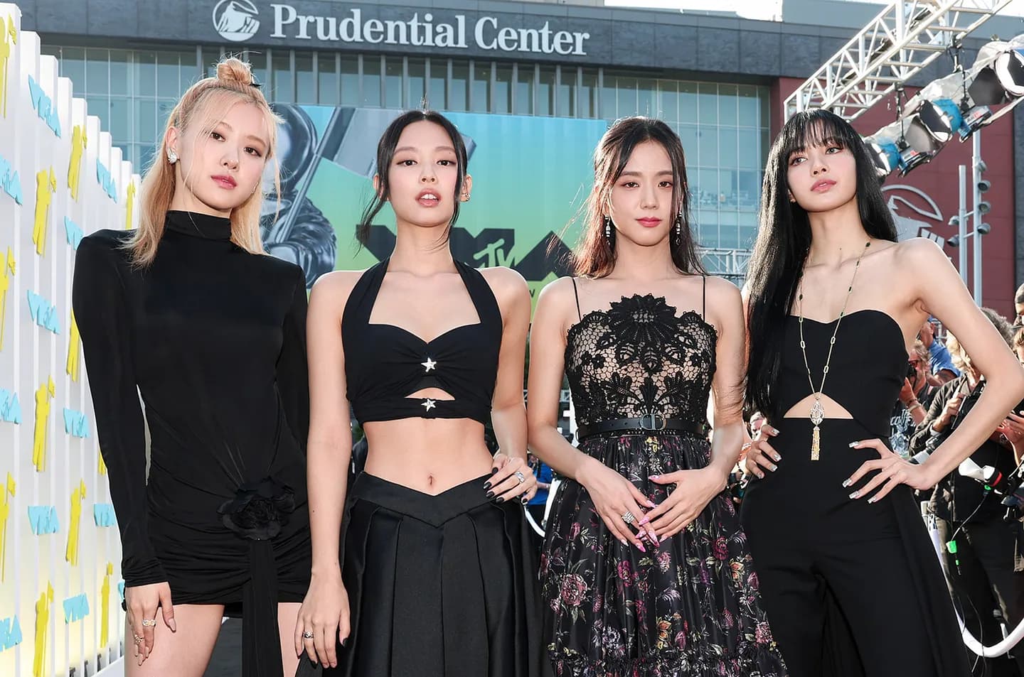 BLACKPINK: возвращение клады в форме клевера