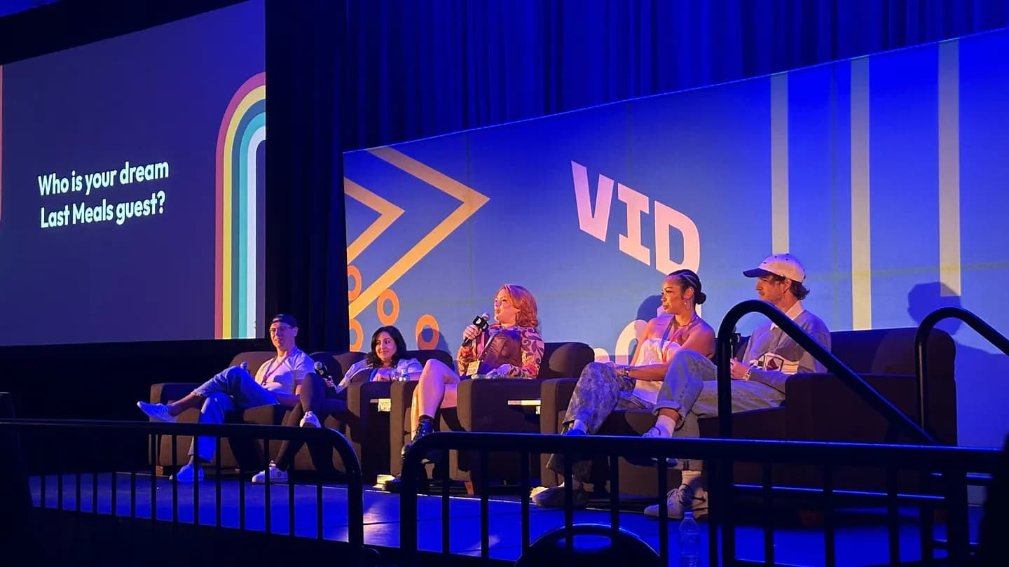Кулинарное безумие на VidCon: от чизкейка с желчью до лазаньи с ребрами