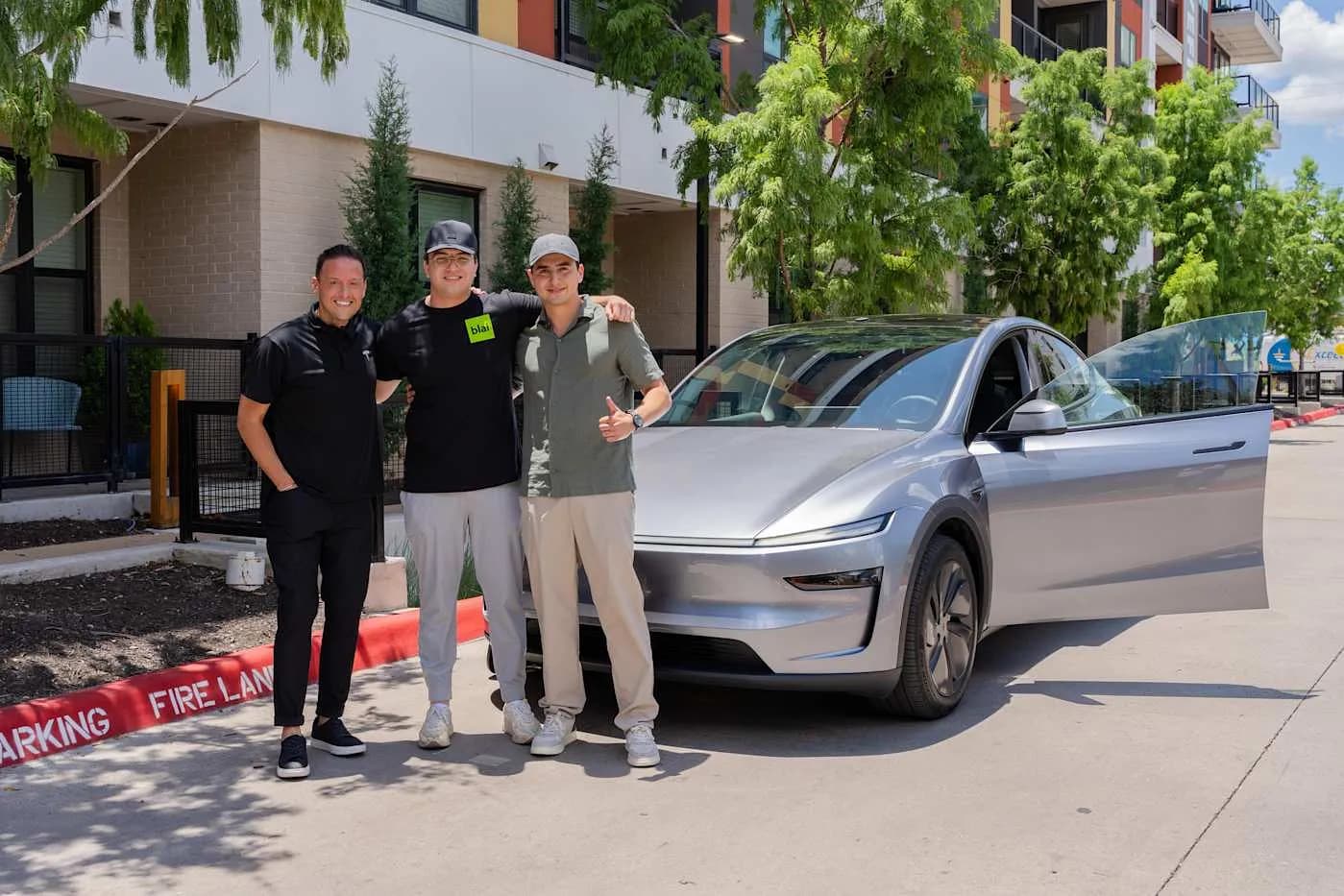 Tesla продемонстрировала свою первую полностью автономную доставку. Или как обеспечить себе дежурное радостное лицо