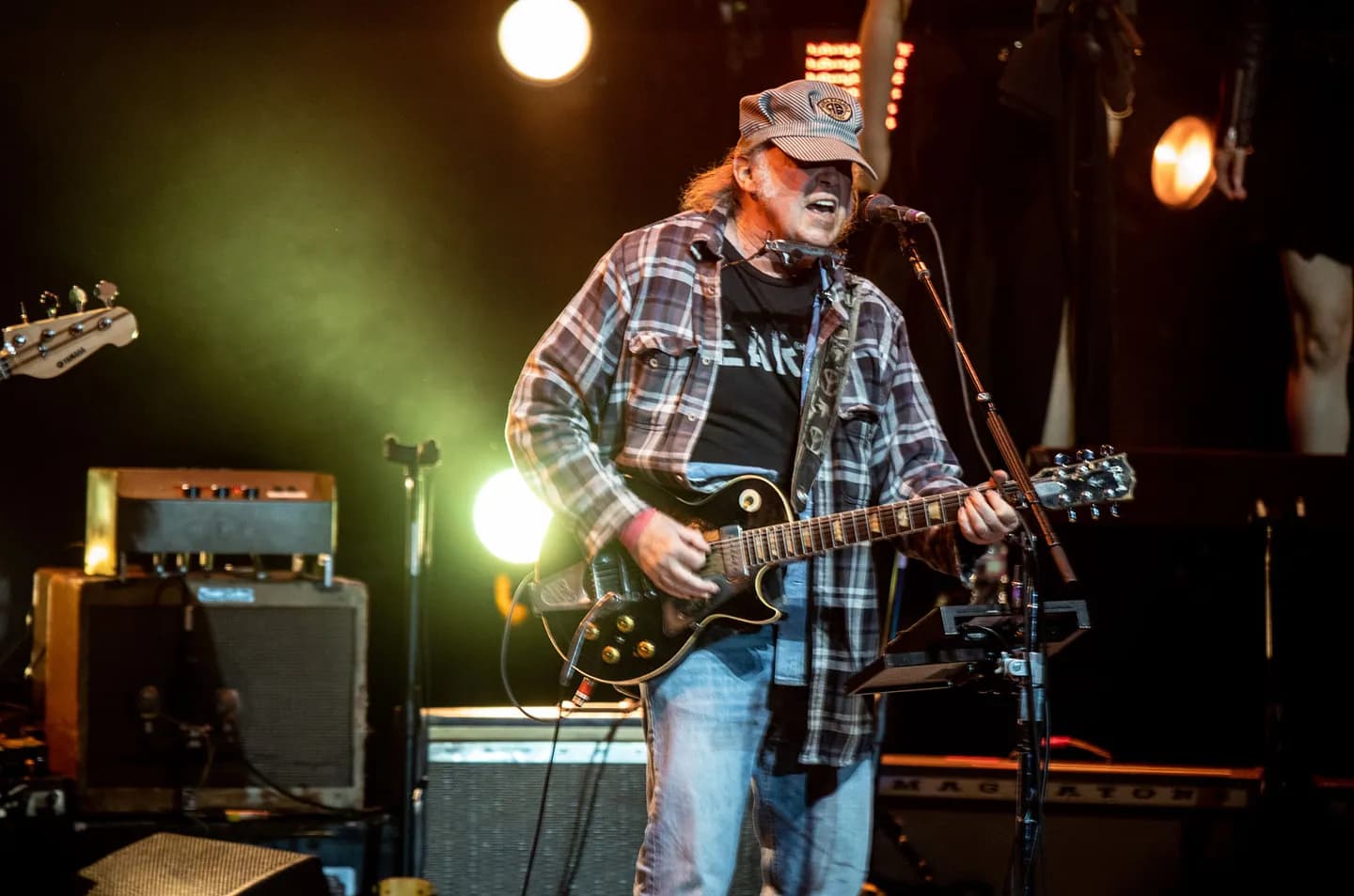 Нил Янг сыграл редкую полную версию «Ambulance Blues» с Chrome Hearts
