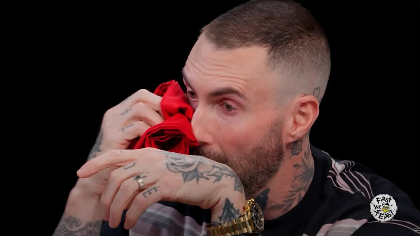 Как Адам Левин сбился с пути в "Hot Ones"