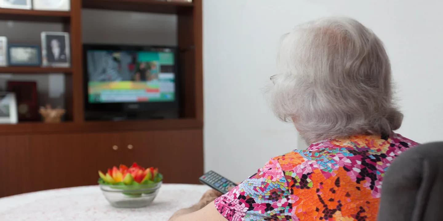 Одиночество и телевизор: кому хуже?