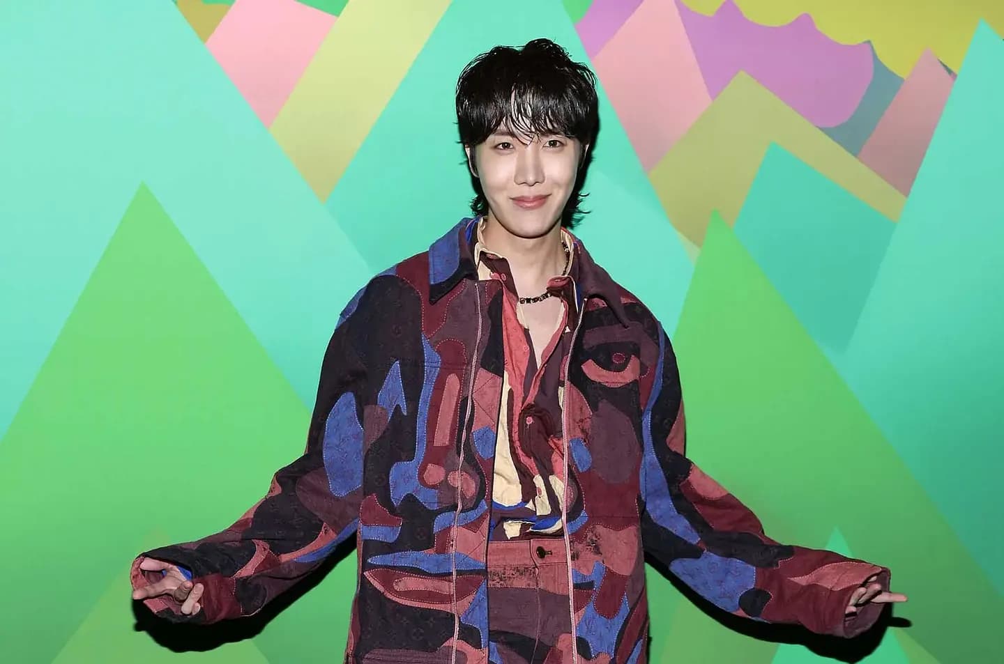 J-hope из BTS ворвался на концерт BLACKPINK: ирония к-попа