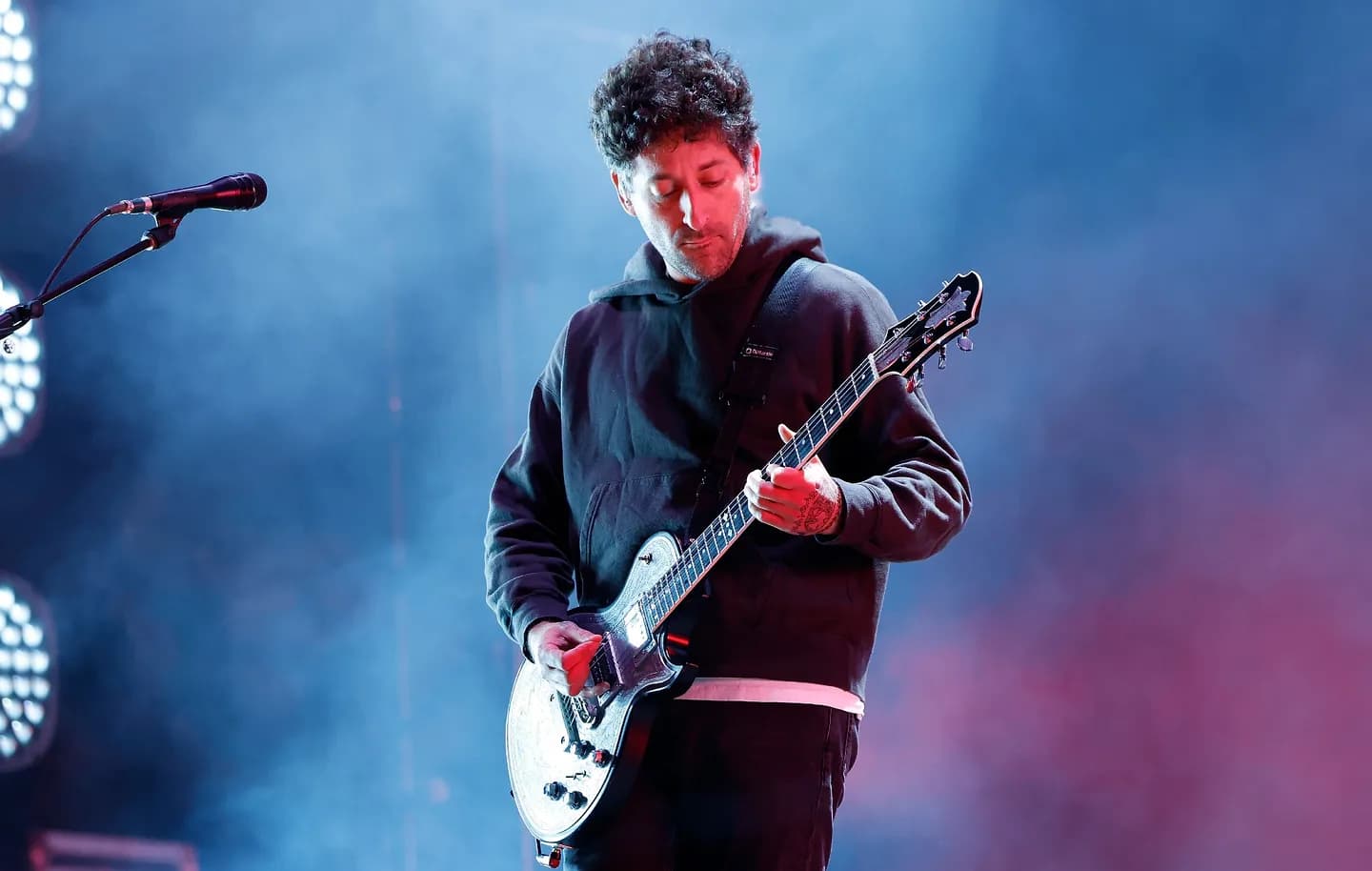 Фронтмен Fall Out Boy уходит в перерыв из-за операции на руке