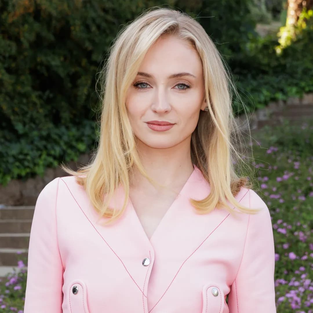 Sophie Turner и культовые Adidas Sambas: почему актриса не изменяет моде на классику