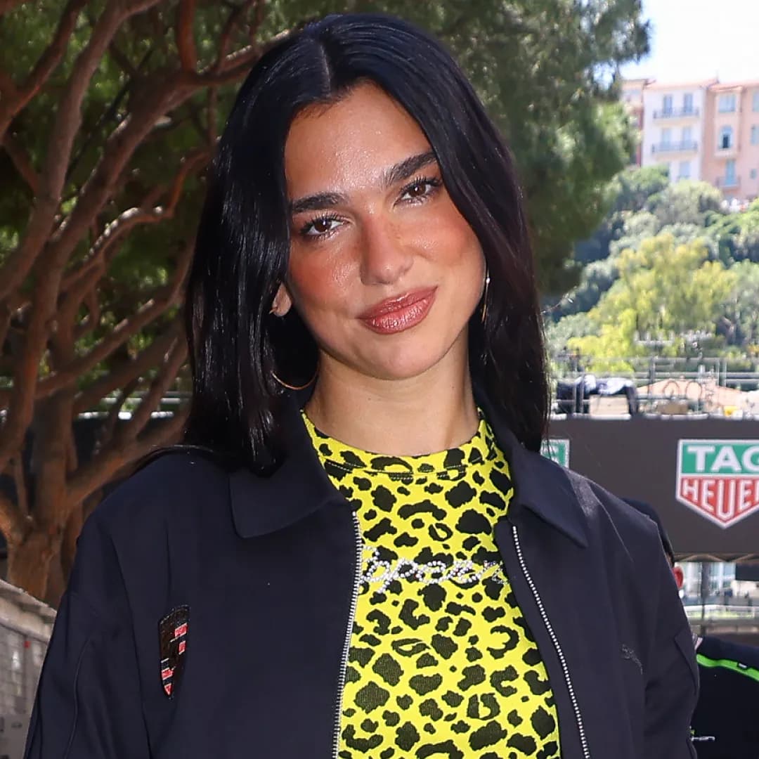 Сумка Chanel и дешёвые шорты: как Dua Lipa развлекается на фестивалях