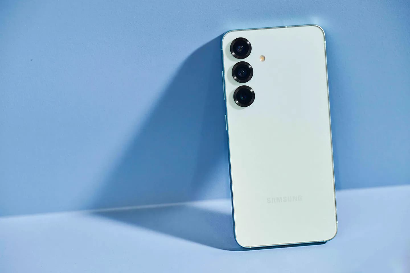 Samsung готовит MagSafe-подобную зарядку для Galaxy — и может отказаться от проводов