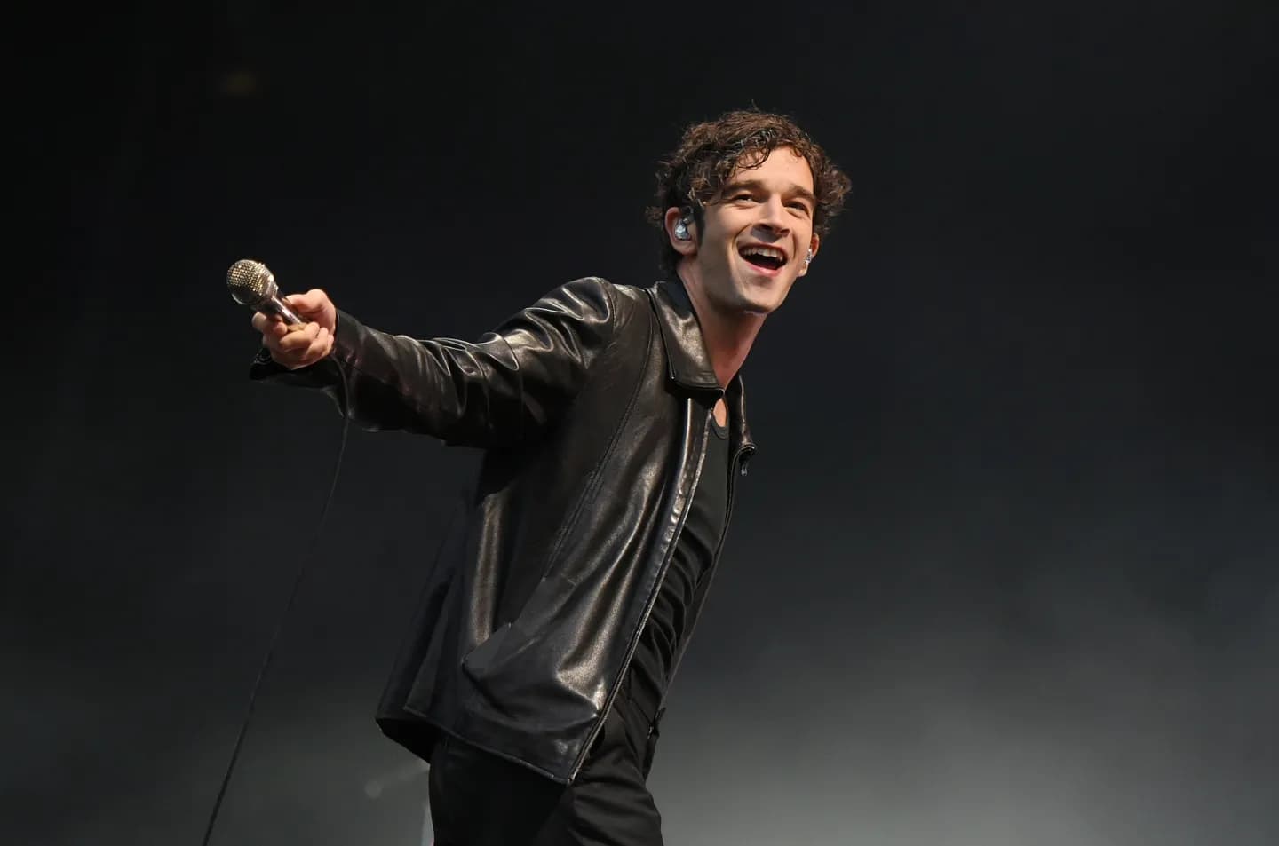 The 1975 выпустили новый альбом, чтобы вновь поднять настроение на Гластонбери