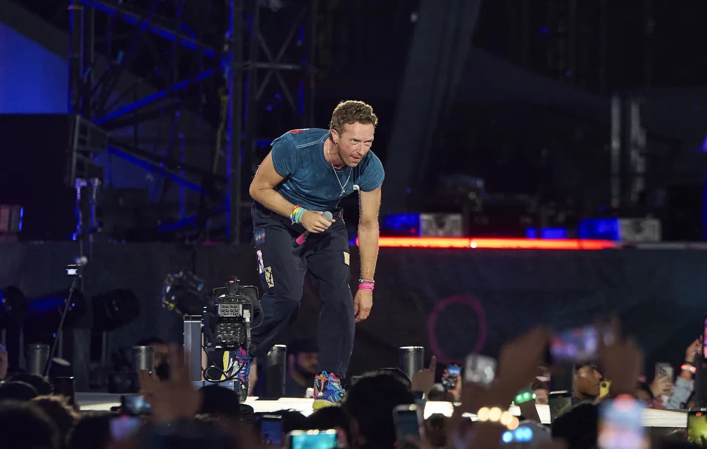 Кто пострадал от "kiss cam" на концерте Coldplay?