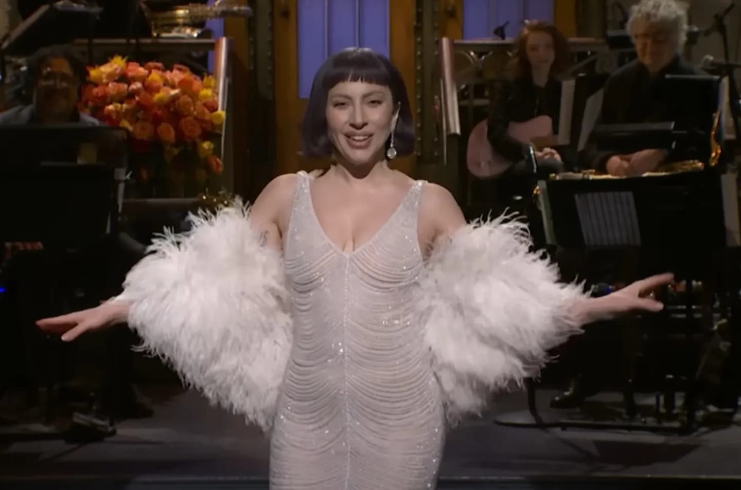 Леди Гага подшучивает над собой и получает Раззи, пока поет с Р. Келли на SNL