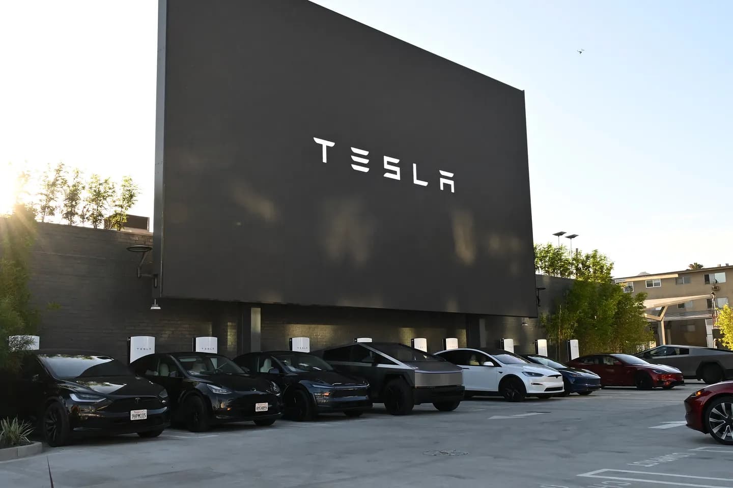 Tesla открывает ретро-обжорную на зарядке в Лос-Анджелесе