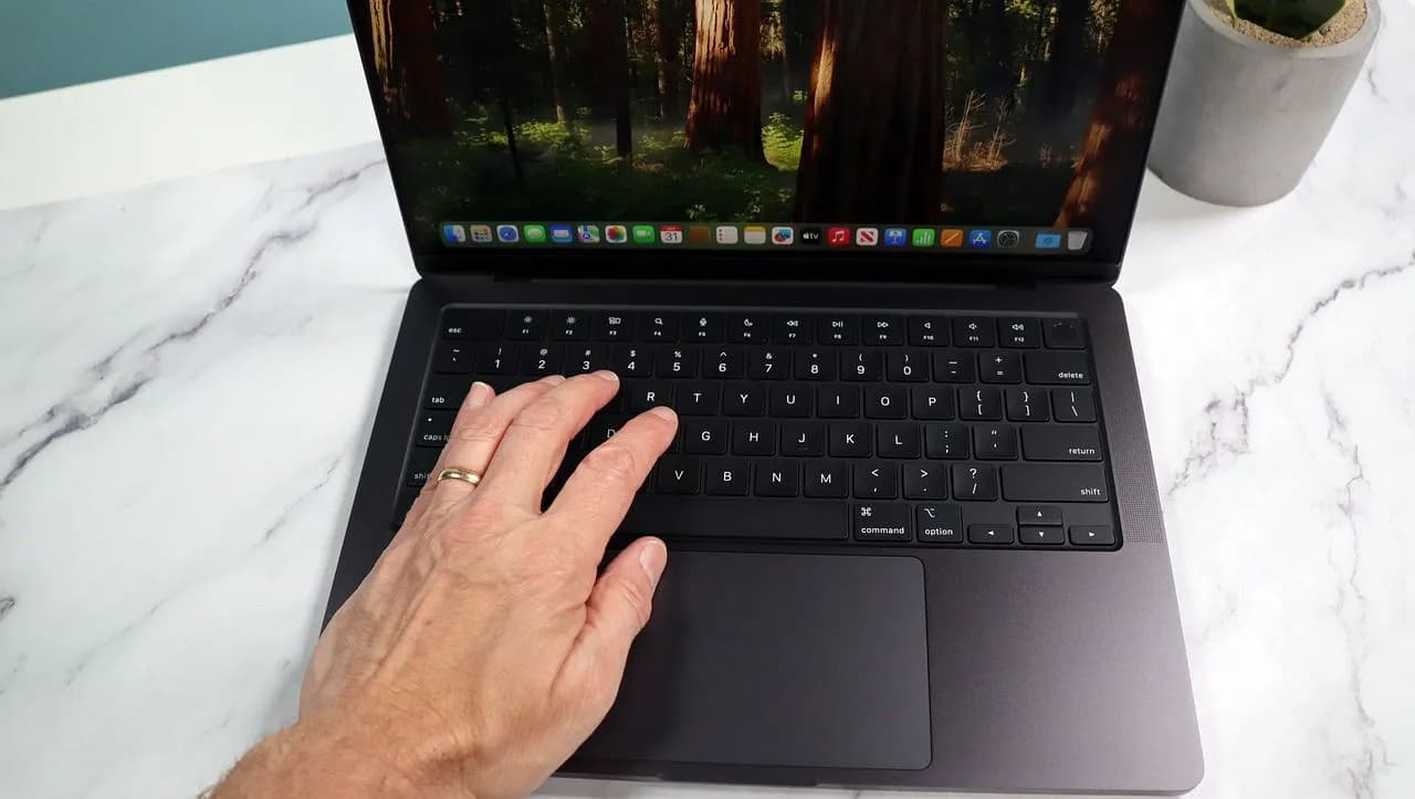 Трекпад на MacBook превращают в весы – зачем, если можно?