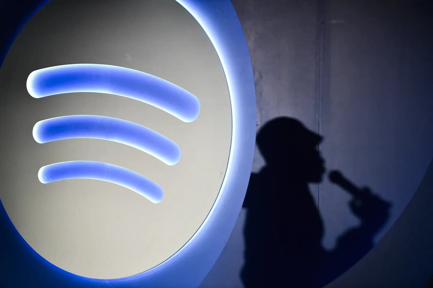 Новые скандалы Spotify: мёртвые поют благодаря ИИ