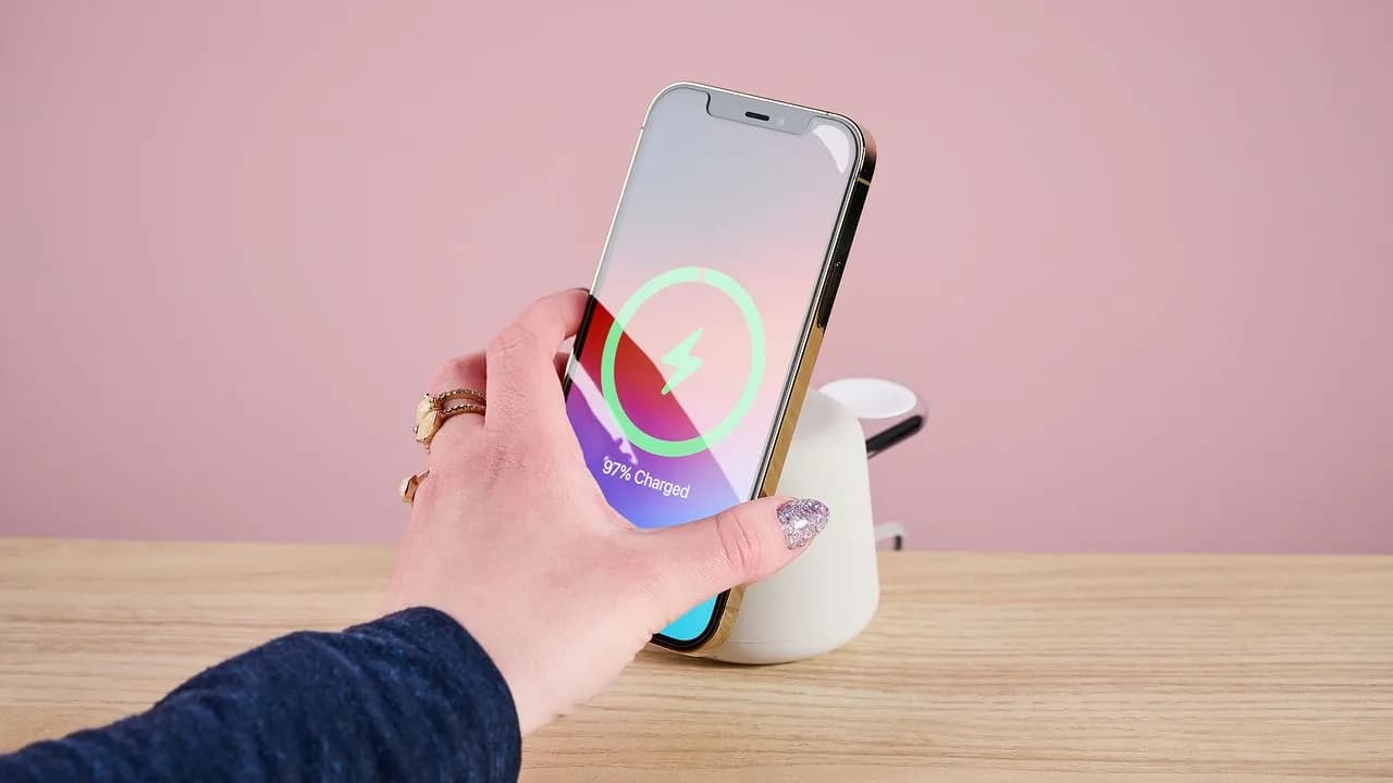 Qi2 ускоряет беспроводную зарядку: iPhone 16 и Android в деле