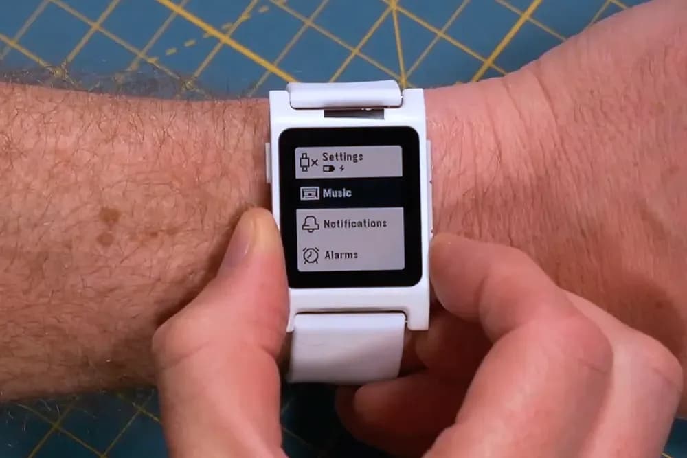 Pebble возвращается: культовые смарт-часы снова в деле