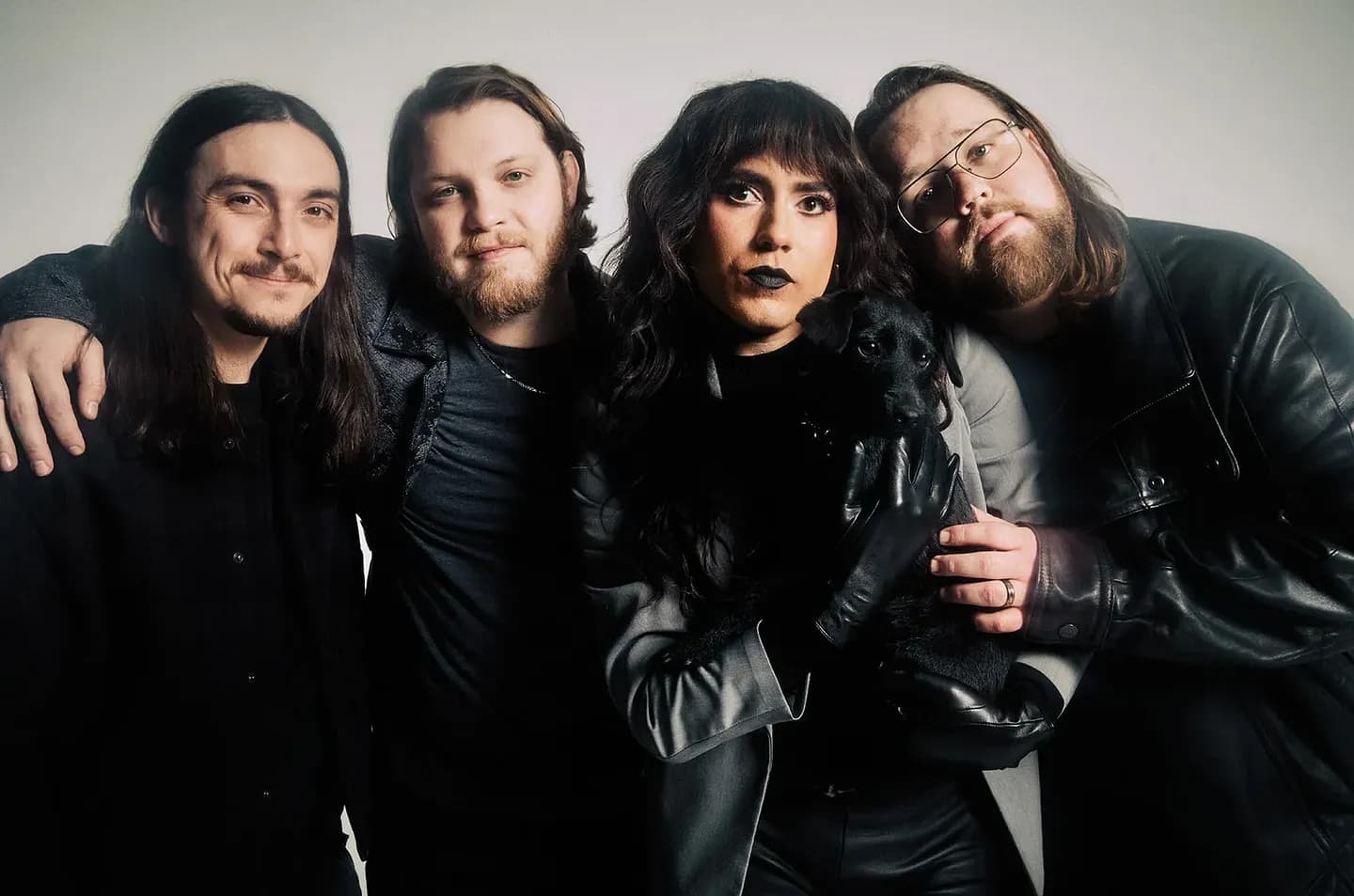 Rainbow Kitten Surprise возглавили чарт Top TV Songs с саундтреком к «Джорджии и Джинни»