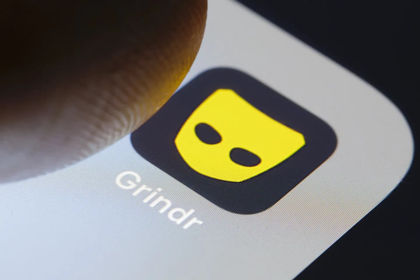 Grindr запрещает часть дискриминационных фраз в анкетах, но не все
