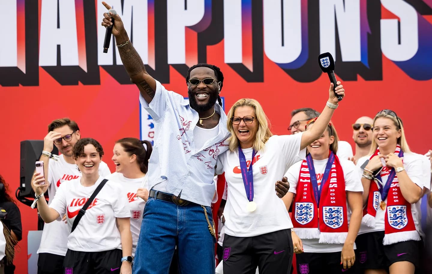 Burna Boy выступил на параде победы женской сборной Англии