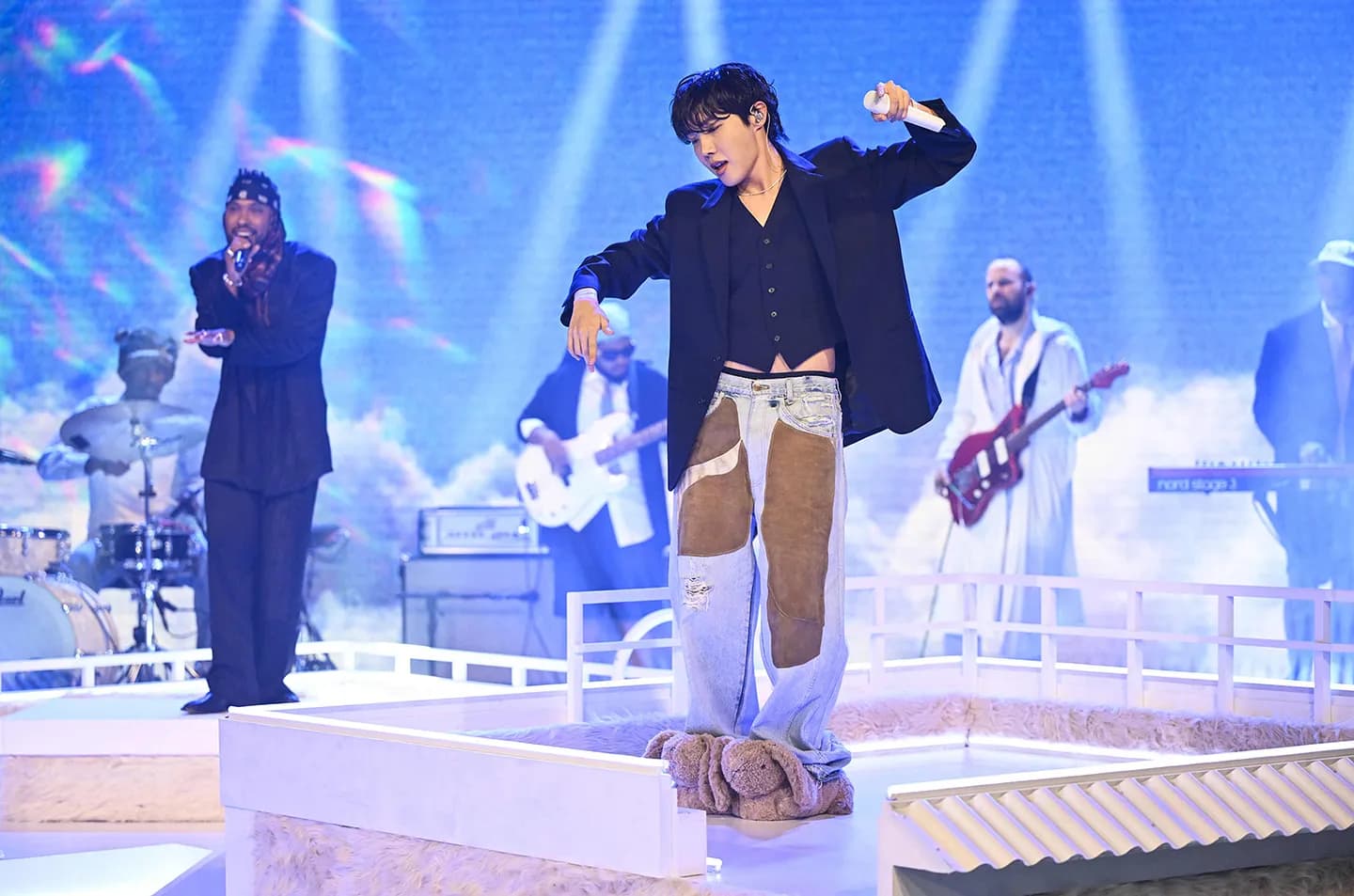 j-hope хочет работать с Кендриком Ламаром и исполнил ‘Sweet Dreams’ с Мигелем в ‘Tonight Show’