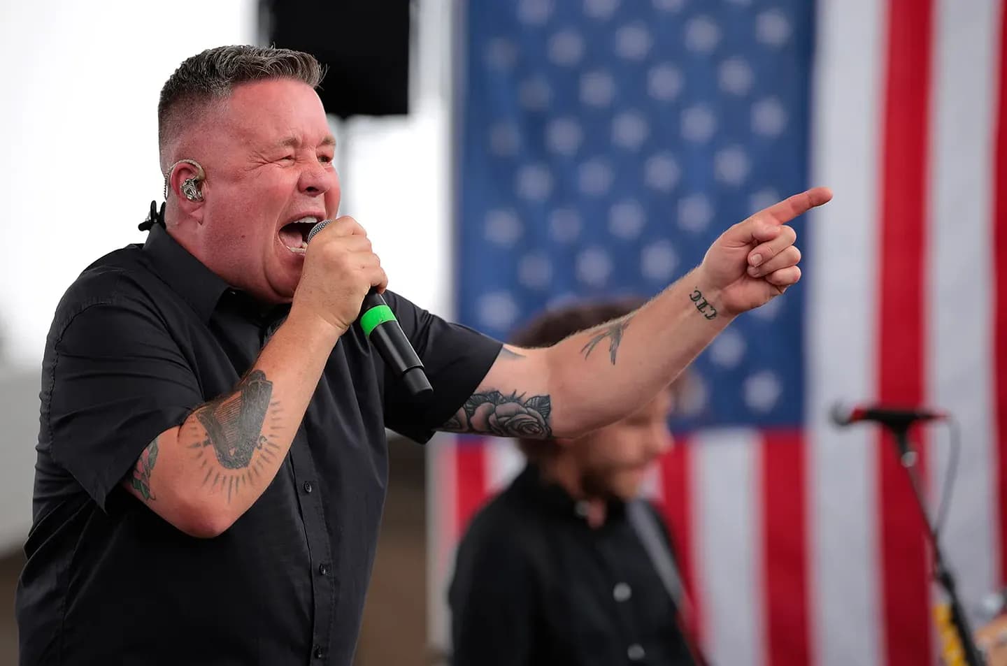 Dropkick Murphys высмеивают Трампа на концерте с монтажом Эпштейна