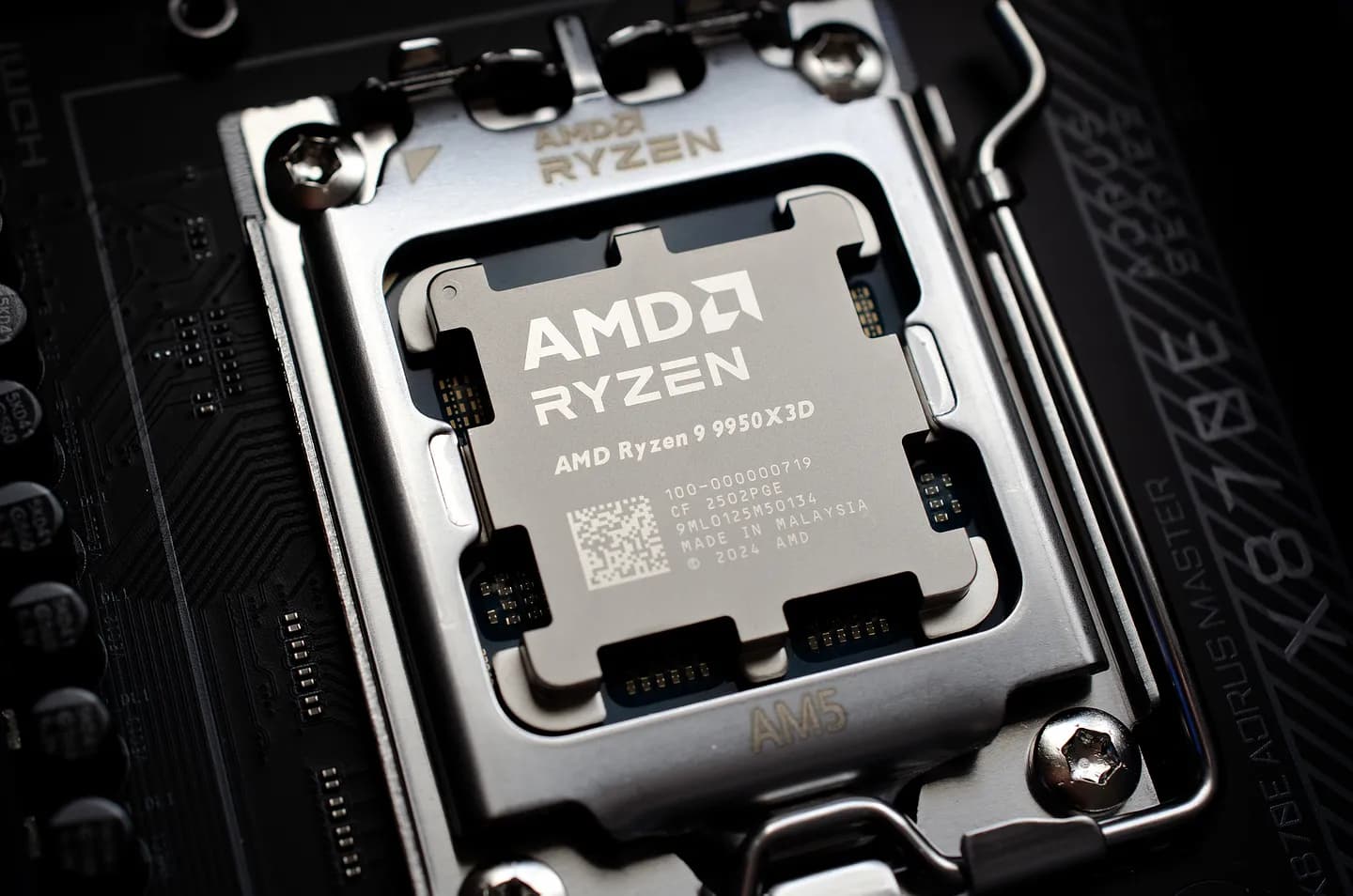 AMD Ryzen 9 9950X3D: Король процессоров