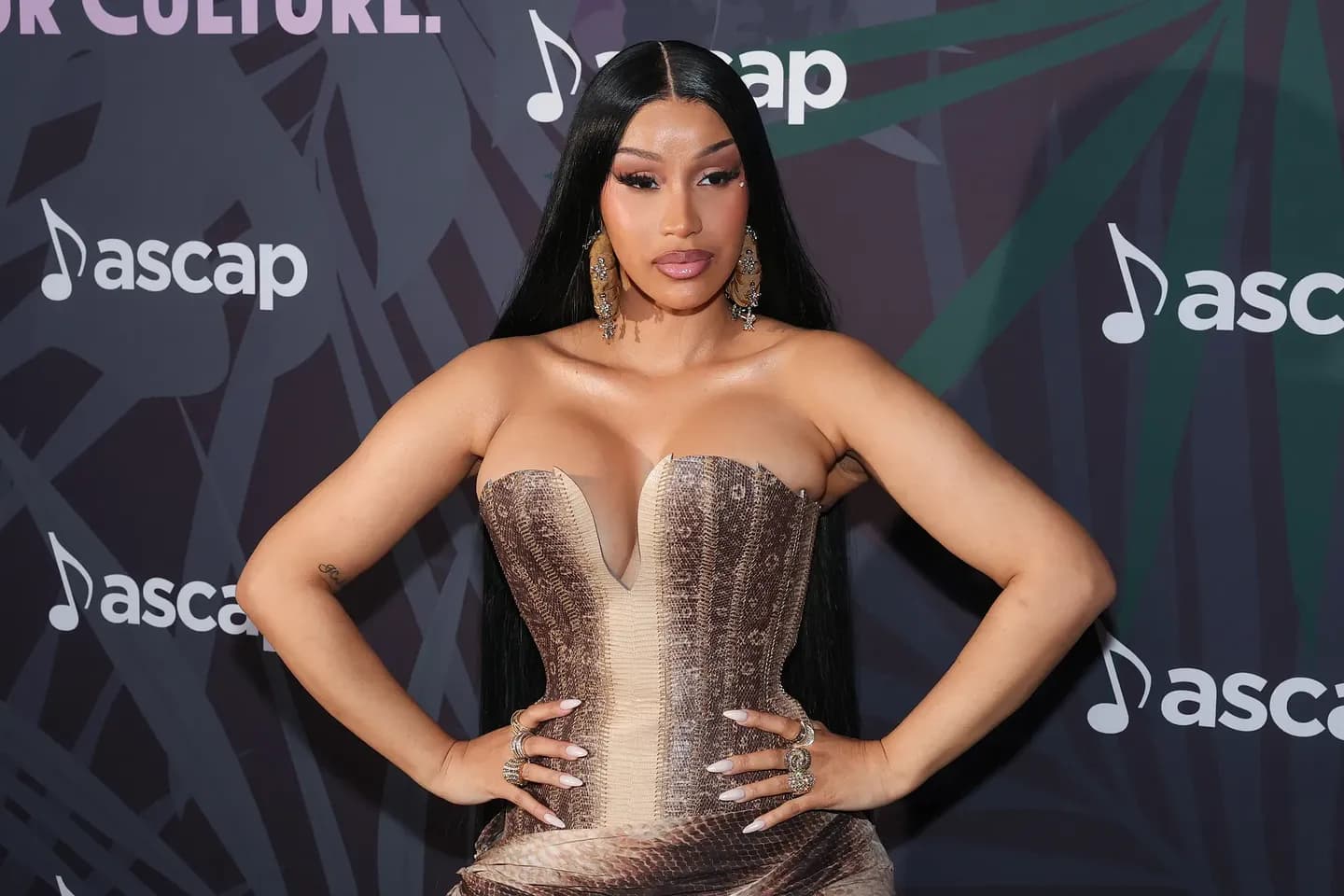 Суд запретил обсуждать прошлое Cardi B: дело охранницы без стриптиза