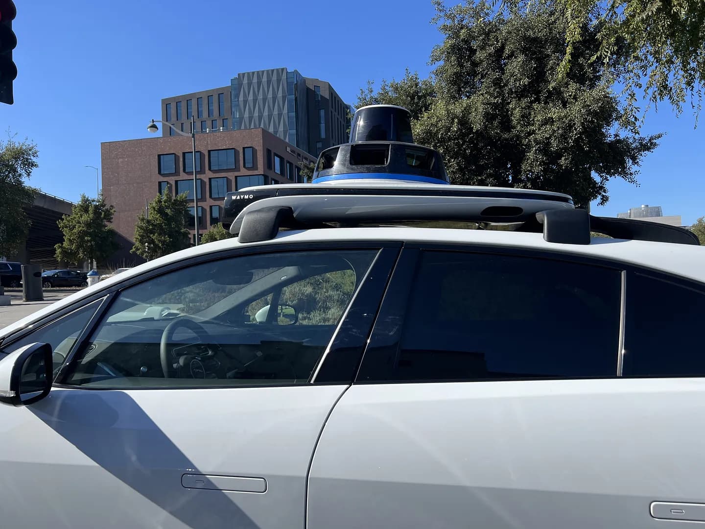 Waymo запускает круглосуточные поездки на робомобилях в Кремниевой долине