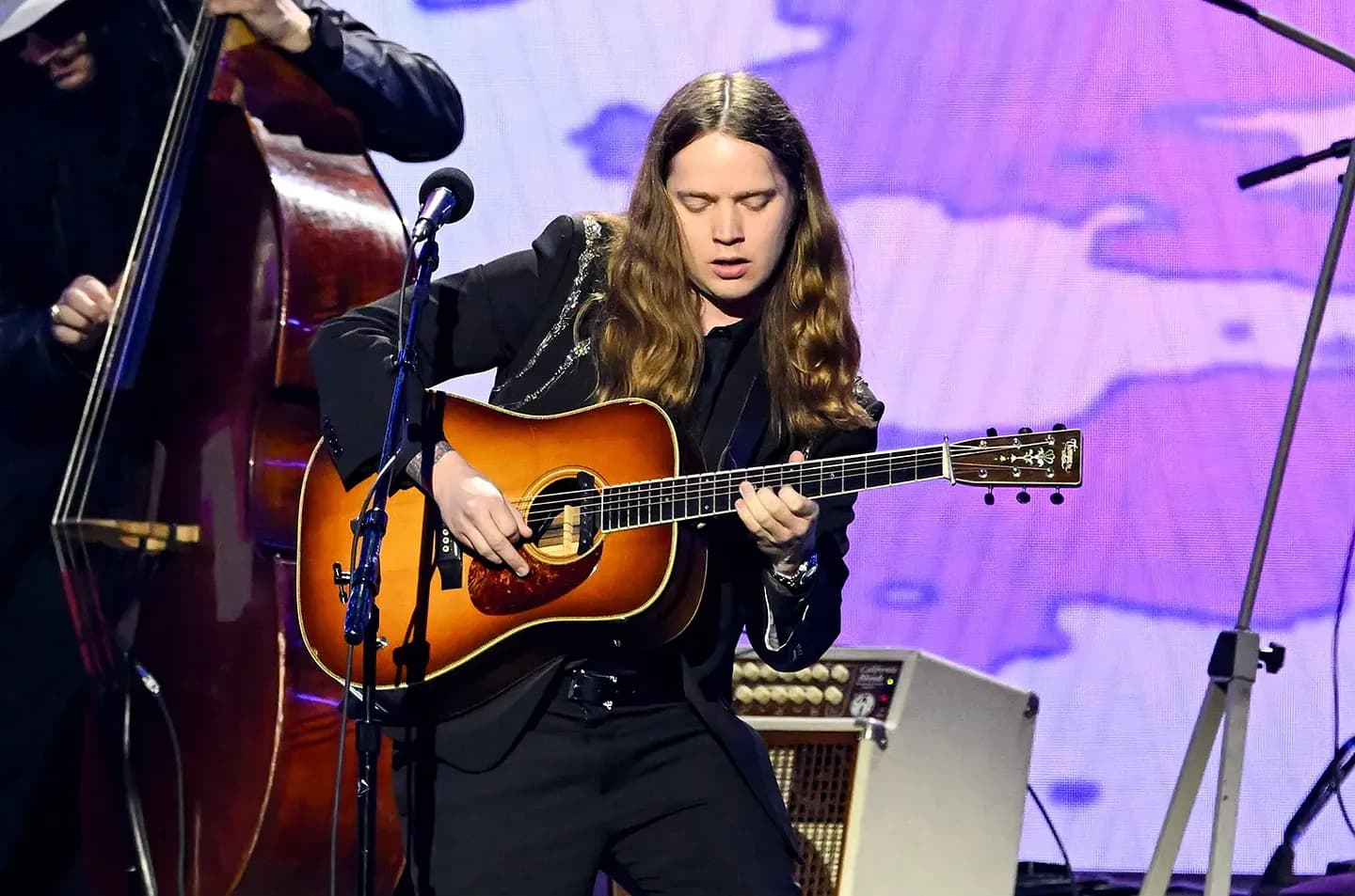Billy Strings по-своему исполнил тему «Царь горы» для возрожденного сериала