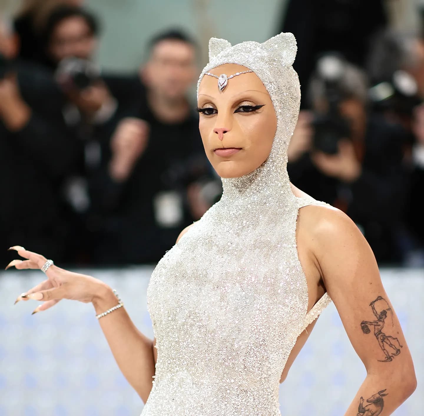 Абсурдный мир Met Gala: от отрезанной головы до модного таракана