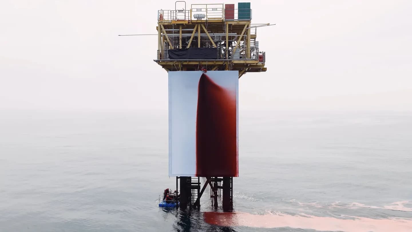 Anish Kapoor и Greenpeace устроили кровавый перформанс на нефтяной платформе