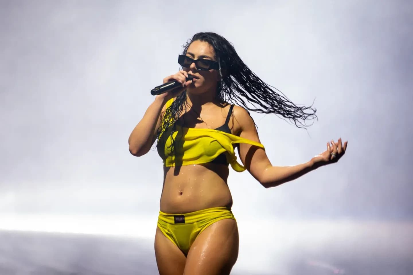 Charli XCX простилась с «Brat», намекнула на киноролик и японский хоррор