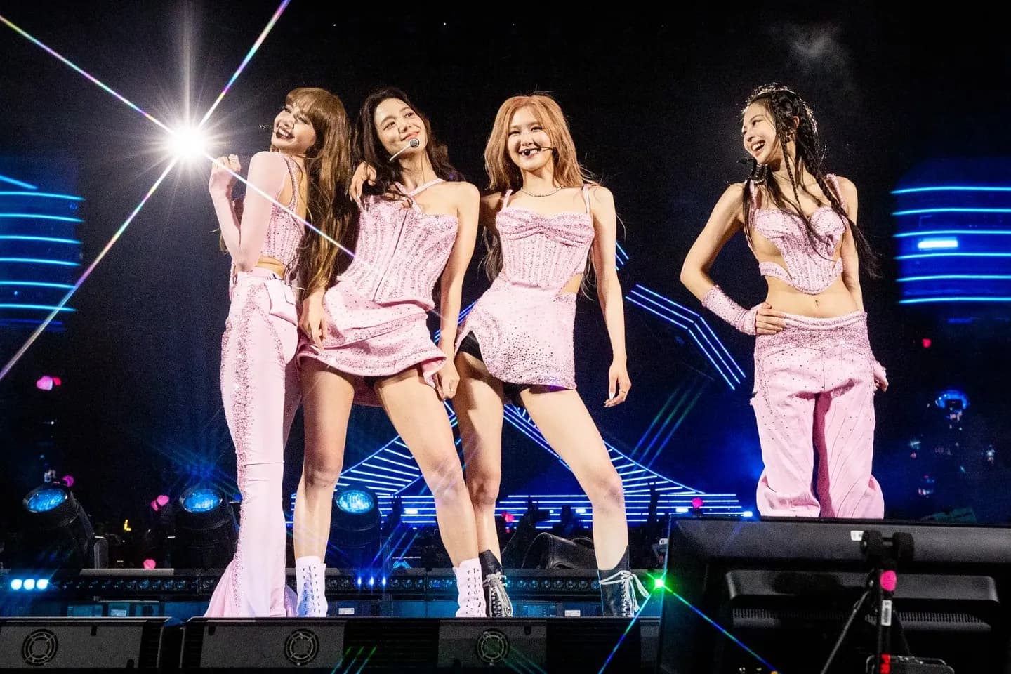 BLACKPINK устроили трибьют Spice Girls на стадионе Уэмбли