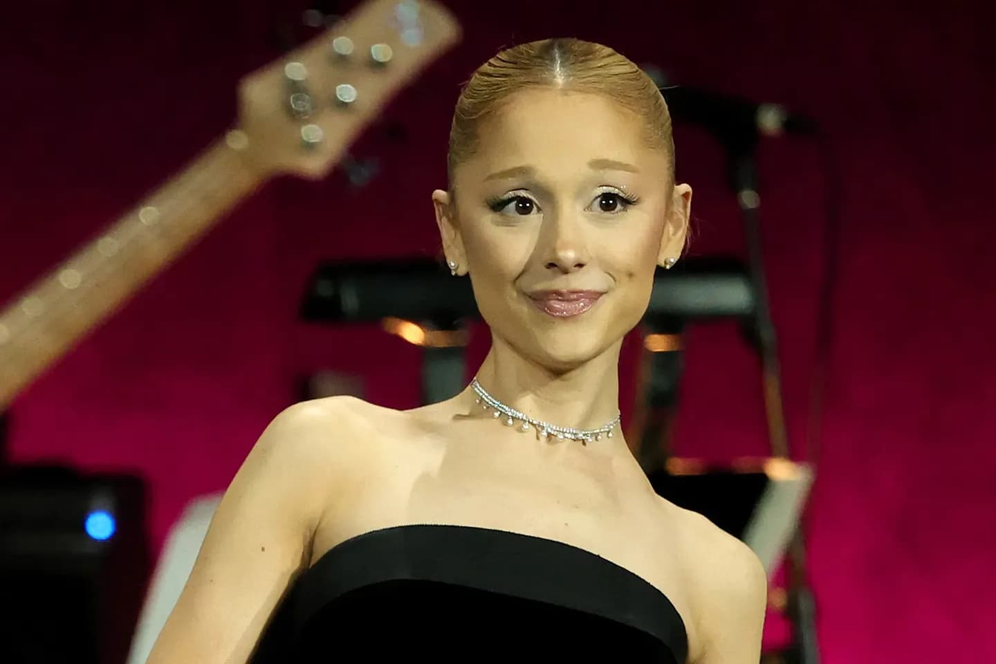 Ariana Grande поет Disney-хит, красится и смеётся над жизнью