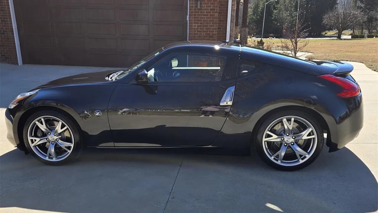 Nissan 370Z 2012 года: купе мечты или просто пыльный кузов?