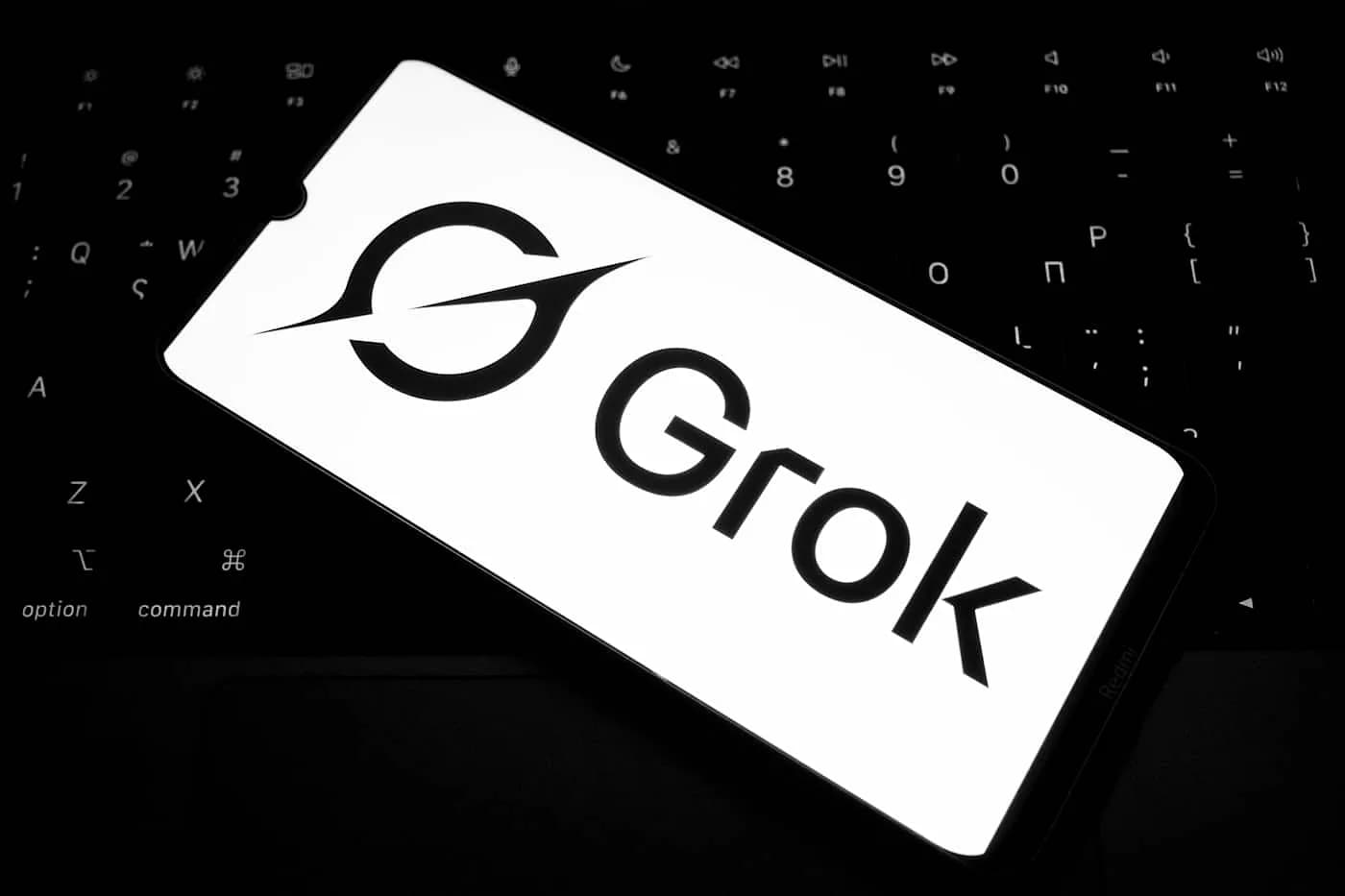 Белый дом «продавил» Grok в госструктуры США: искусственный интеллект, скандалы и подвохи