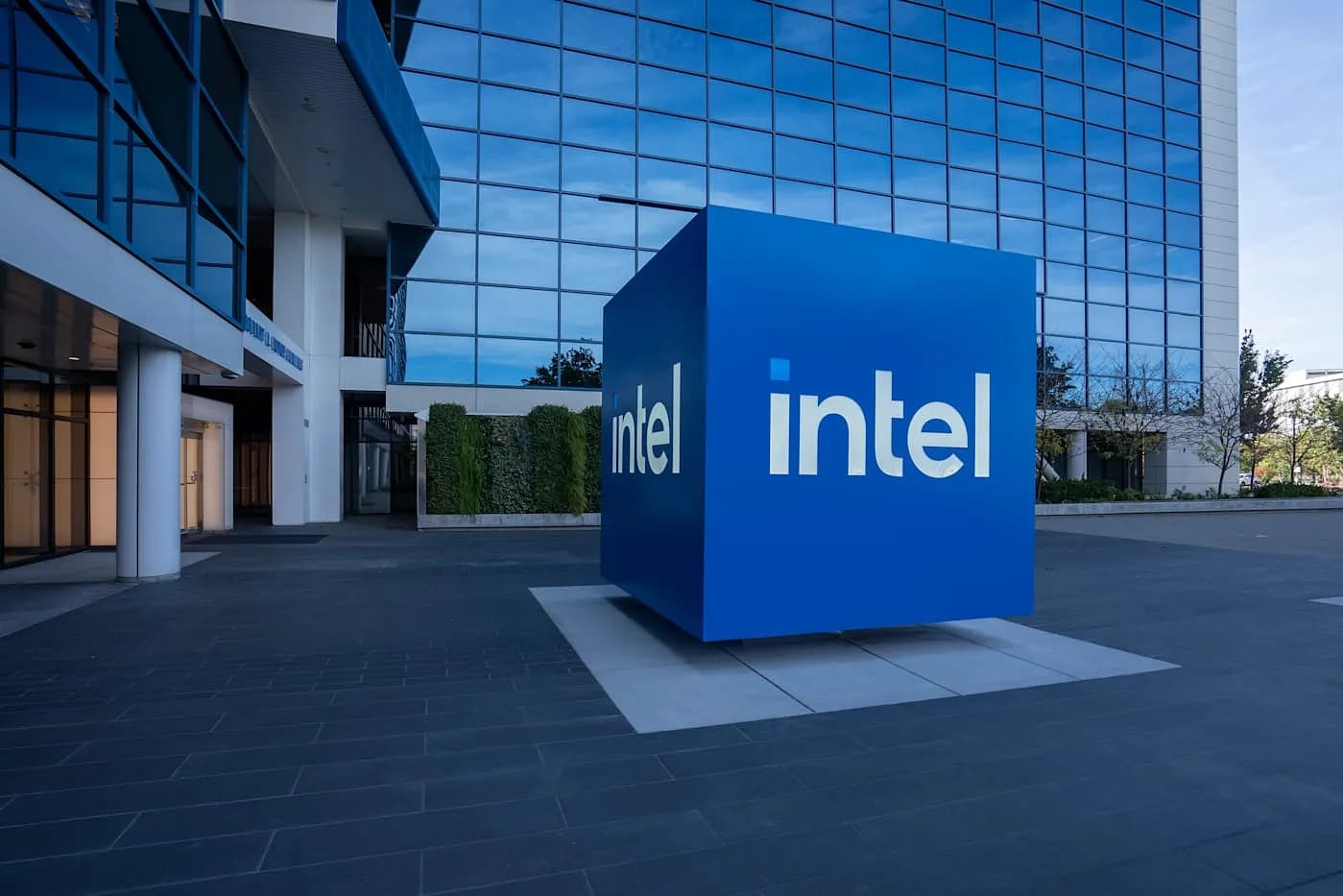 США снимают ограничения CHIPS Act с Intel